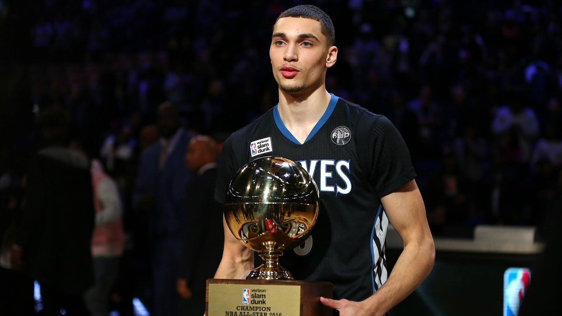 深粤对决见证历史性逆转!浓眉绝境爆发诠释巨星本色